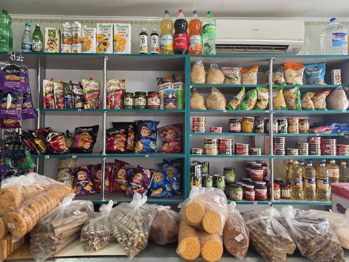 Полки магазина с бакалеей, чаем и повседневными продуктами